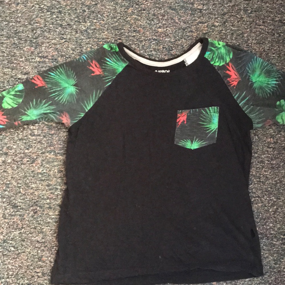 Men’s or Woman’s quarter sleeve shirt